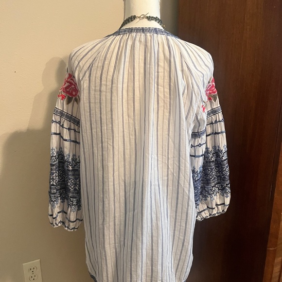 Johnny Was Blue and Soft white Tunic - Picture 4 of 7